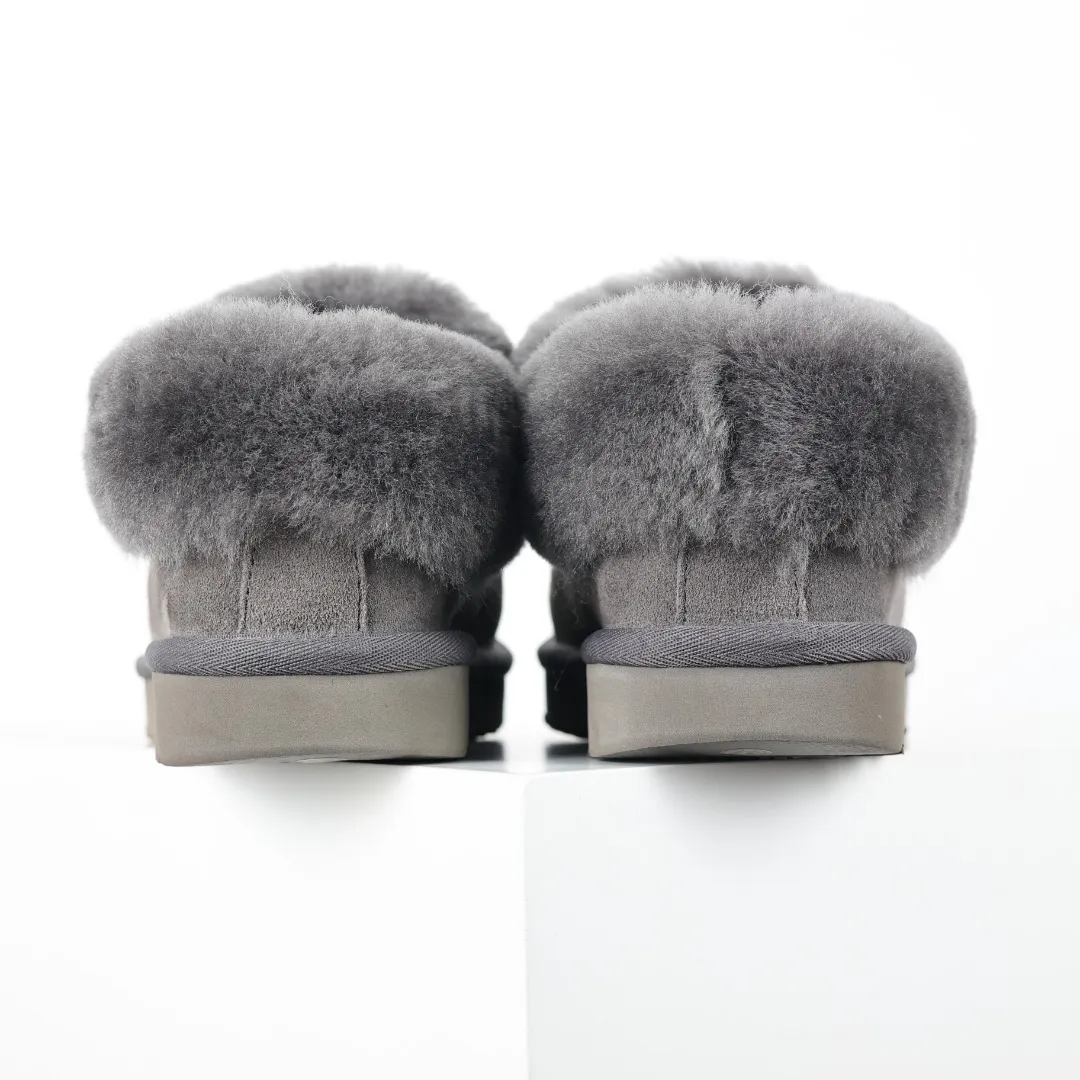 Pick up locally 💰520 Core recommendation with good price It is a very suitable choice for home use. In recent years, uug has launched a series of styles, which are partially geared towards the preferences of young consumers and have also moved to the forefront of fashion trends. Shoe body material: water-repellent coated suede upper, 17 mm UGGPURE™ implantable wool insole, lightweight non-slip and comfortable rubber outsole, with brand LOGO and trademark, with full packaging Size: 35 36 37 38 39 40